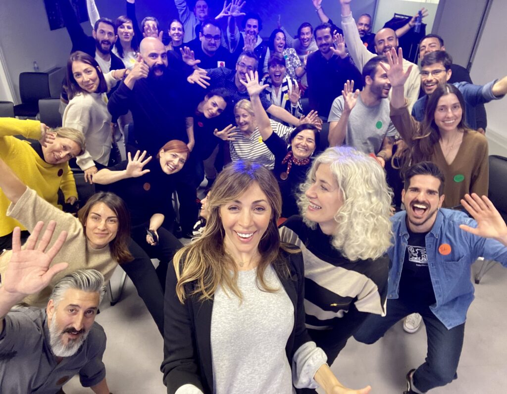 Sonia Jávaga con alumnos después de un curso de oratoria de El Trampolín