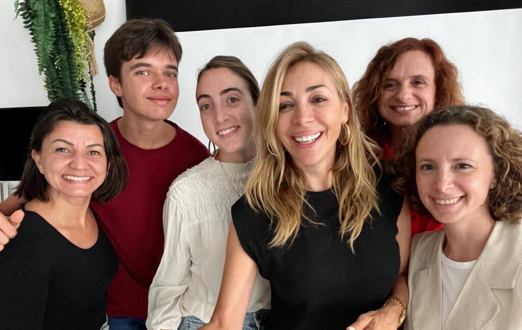 Sonia Jávaga con alumnos de un curso de oratoria de El Trampolín
