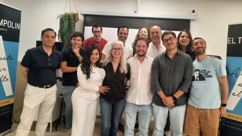 Sonia Jávaga con un grupo de alumnos de un curso de oratoria de El Trampolín