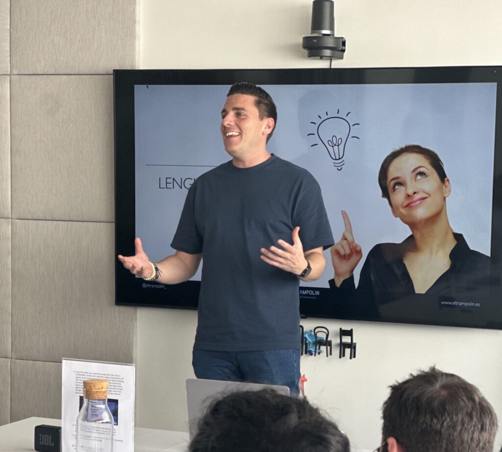 Participante practicando una presentación en un curso de hablar en público de El Trampolín