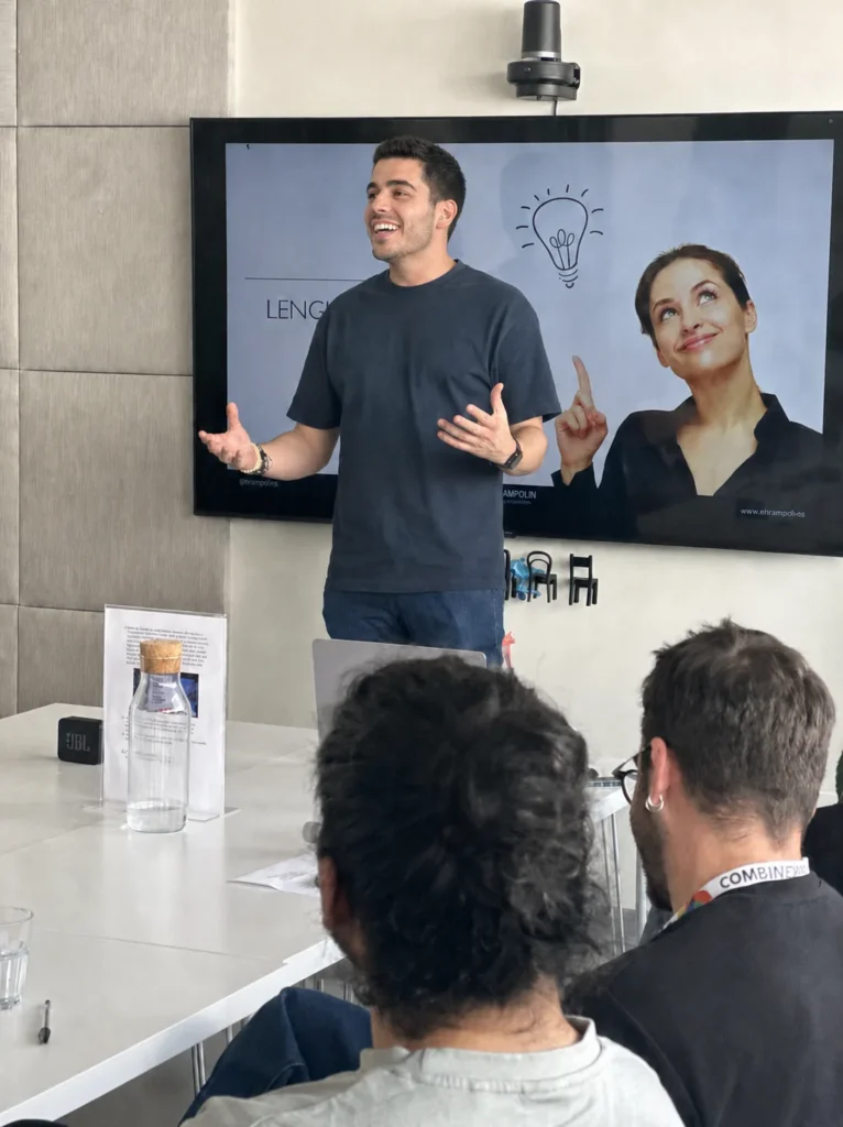 Participante practicando una presentación en un curso de hablar en público de El Trampolín